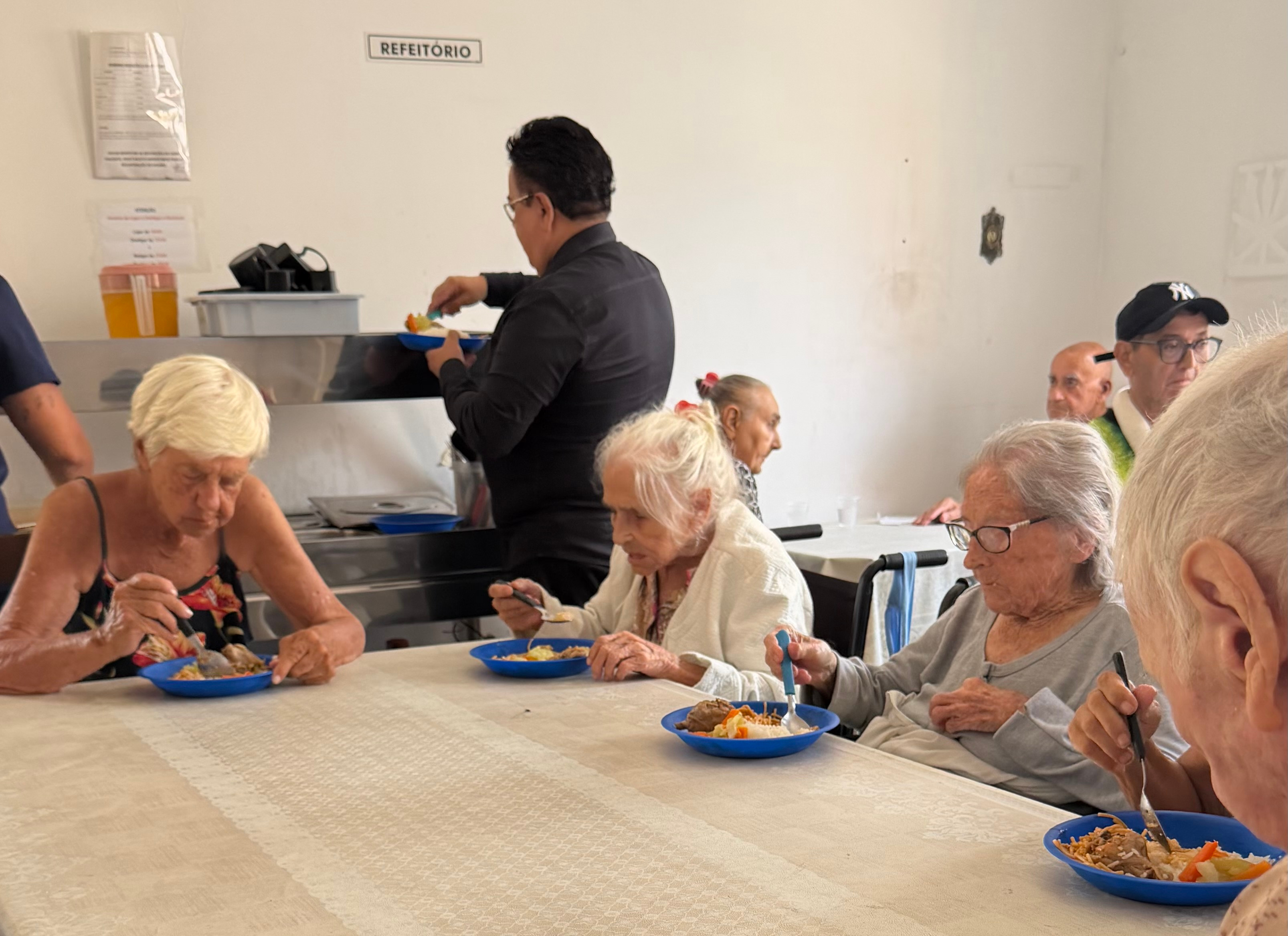 Refeitório da instituição com idosos almoçando